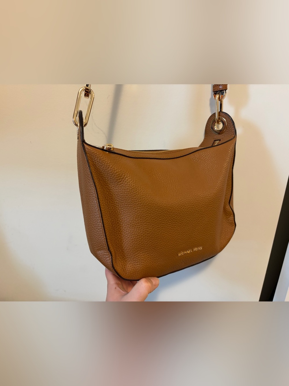 MICHAEL KORS RAVEN MESSENGER CROSSBODY BAG LEATHER GOLD HARDWARE CAMEL BROWN - Picture 6 of 15